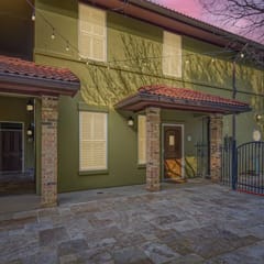 3BR condo w/ balcony & park views