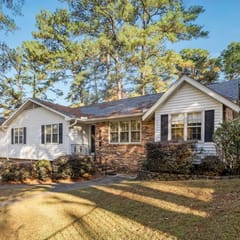5BR home near University w/ Big Yard & Pool Table470