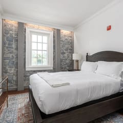 Sonoma Stonehouse Wine Country Vibe Chic King Room