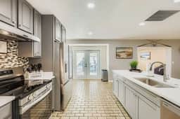 New Sunrise Sanctuary, 4BR home w/ pool & jacuzzi
