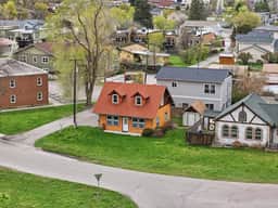 River Road Cottage · 2BR Near Trails & Downtown