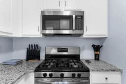 Willow Haven 2BR Cozy Retreat, Close to Hartford