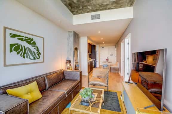 Highrise 1BR Luxe Suite near DT|Vibrant Rainey St - Image 1