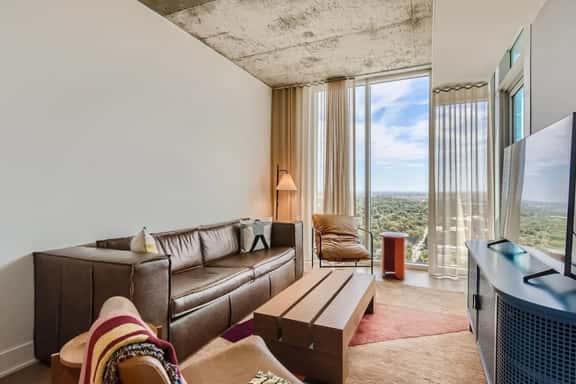 Luxury 1BR +Views+Rooftop Pool +Walk To Rainey St. - Image 1
