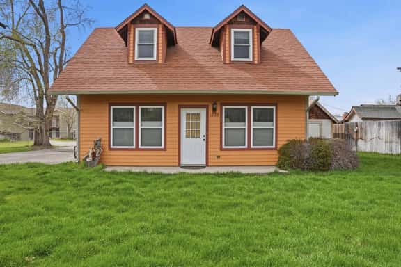River Road Cottage · 2BR Near Trails & Downtown - Image 1