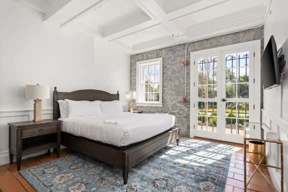 Sonoma Stonehouse Hotel, Wine Country Vibes - Image 1