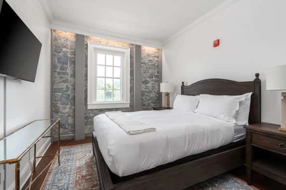 Sonoma Stonehouse Wine Country Vibe Chic King Room - Image 1