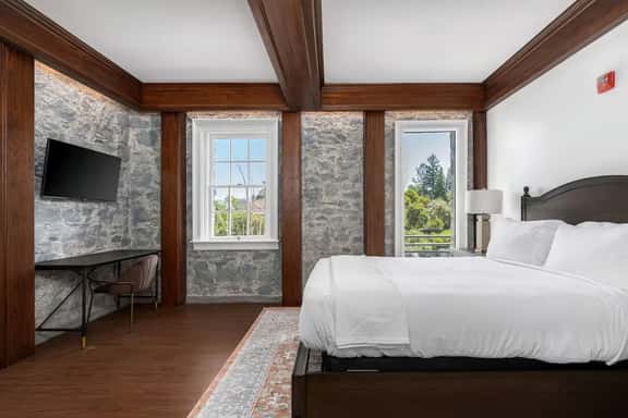 Sonoma Wine Country Escape • 1BR Queen Room - Image 1