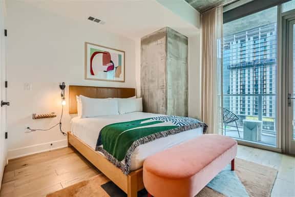 Studio + Views +Rooftop pool |Rainey St - Image 1