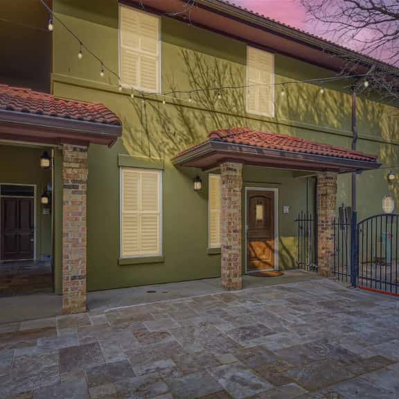 3BR condo w/ balcony & park views - Image 1
