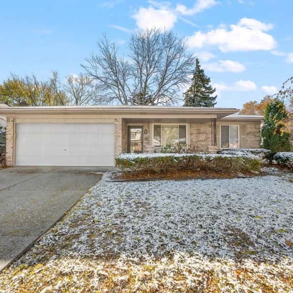 Charming 3BR home w/ yard and fireplace in Troy - Image 1