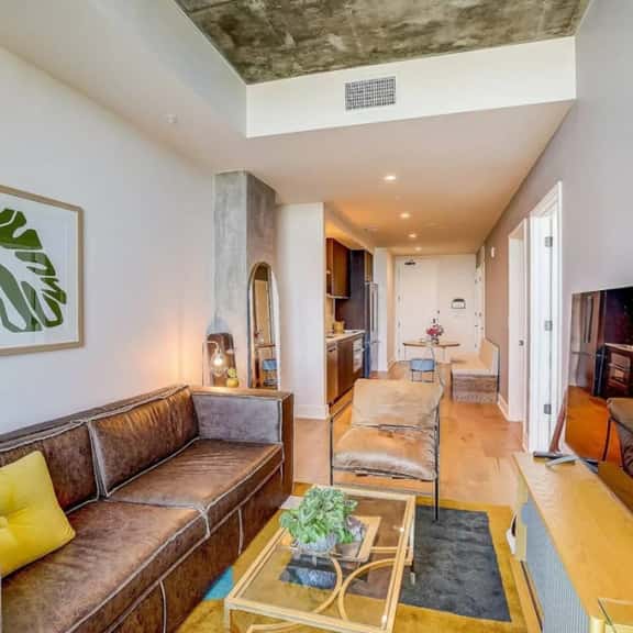 Highrise 1BR Luxe Suite near DT|Vibrant Rainey St - Image 1