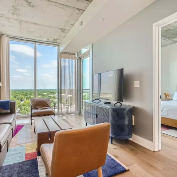 Modern Downtown Condo*Rooftop pool*Top Amenities - Image 1
