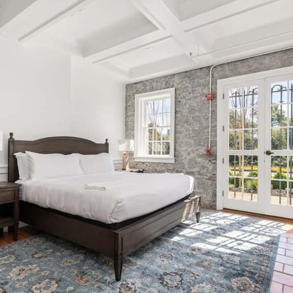 Sonoma Stonehouse Hotel, Wine Country Vibes - Image 1