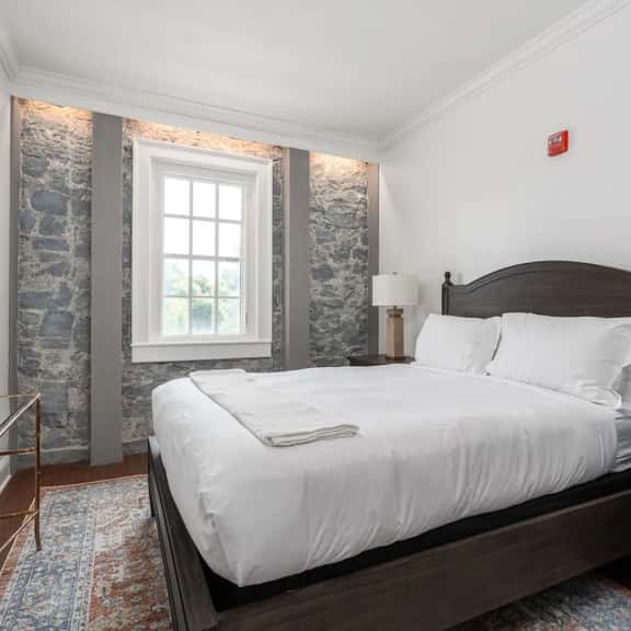 Sonoma Stonehouse Wine Country Vibe Chic King Room - Image 1