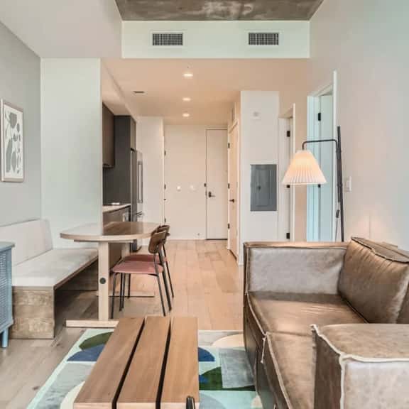 Spacious 1 BR condo *Amazing views* Pool* Kitchen - Image 1