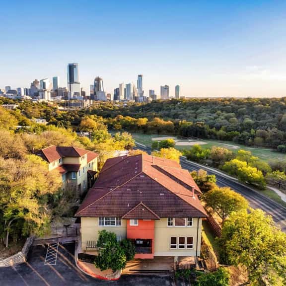 The Lamar Lookout + 3BR + Skyline Views in Austin - Image 1