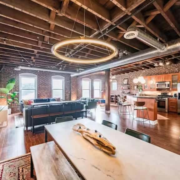 The Loft on Main, Penthouse Loft near Main Street - Image 1