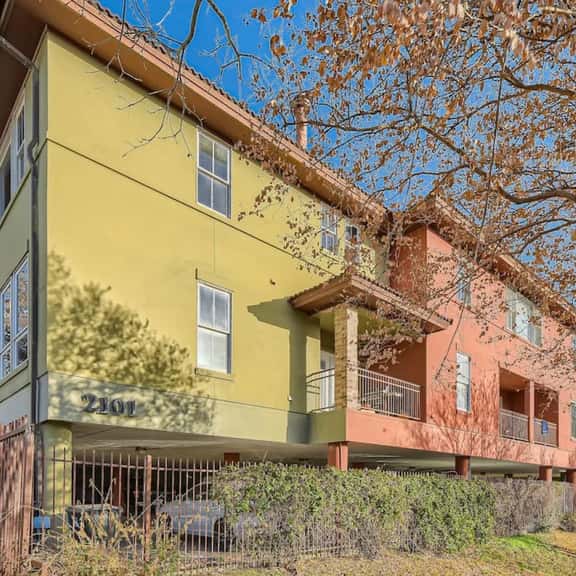 Warm Suburban 3BR Townhome near DT - Image 1