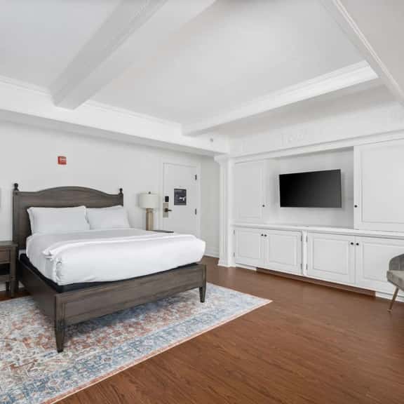 Wine Country Luxury King Room in Boutique Hotel - Image 1