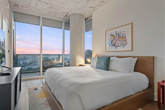 2BR Lux Highrise + Austin + Vibrant Rainey St