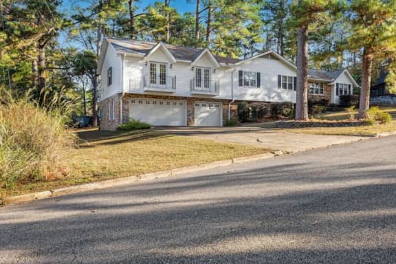 5BR home near University w/ Big Yard & Pool Table