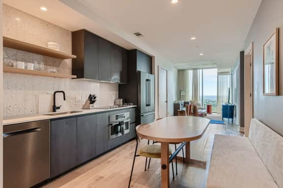 Luxury 1BR +Views+Rooftop Pool +Walk To Rainey St.