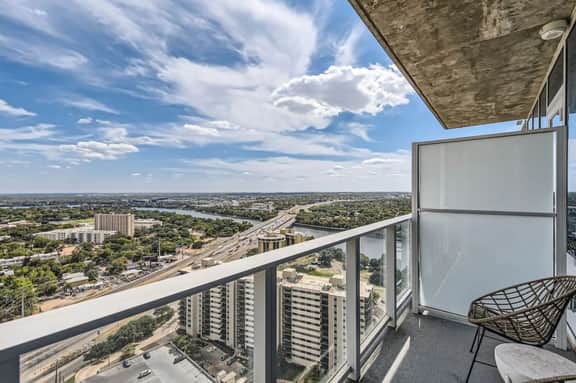 Luxury 1BR +Views+Rooftop Pool +Walk To Rainey St.