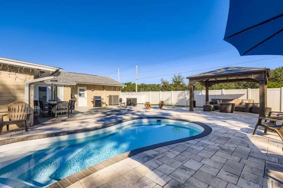 New Sunrise Sanctuary, 4BR home w/ pool & jacuzzi