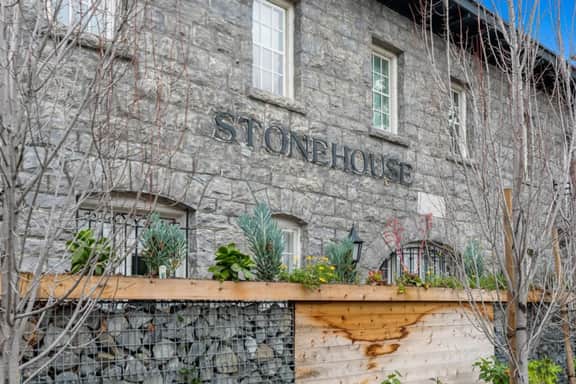 Sonoma Stonehouse Retreat • Chic King Room
