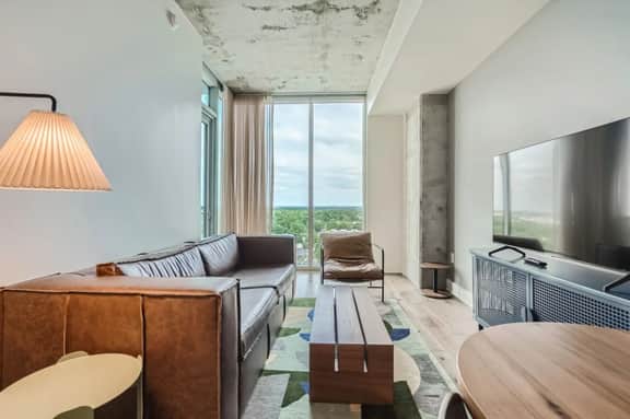 Spacious 1 BR condo *Amazing views* Pool* Kitchen