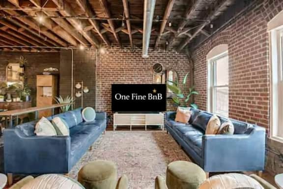 The Loft on Main, Penthouse Loft near Main Street
