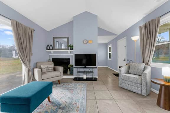 Willow Haven 2BR Cozy Retreat, Close to Hartford