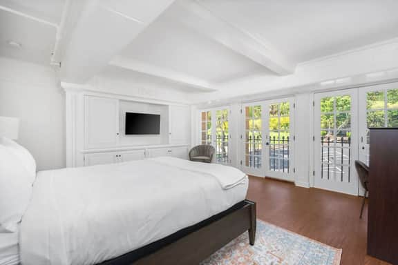 Wine Country Luxury King Room in Boutique Hotel
