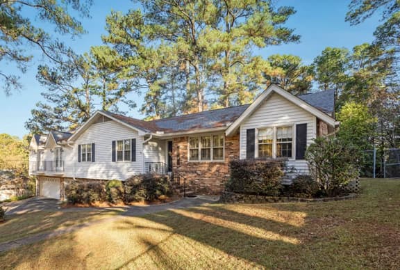 5BR home near University w/ Big Yard & Pool Table