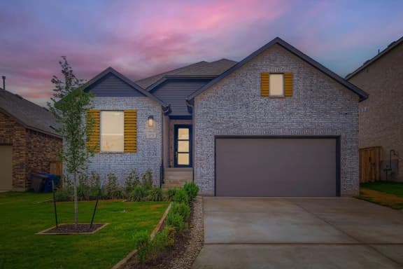 Luxury 4BR home 4 min drive to Texas A&M w/ deck