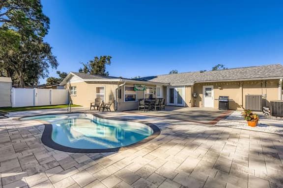 New Sunrise Sanctuary, 4BR home w/ pool & jacuzzi