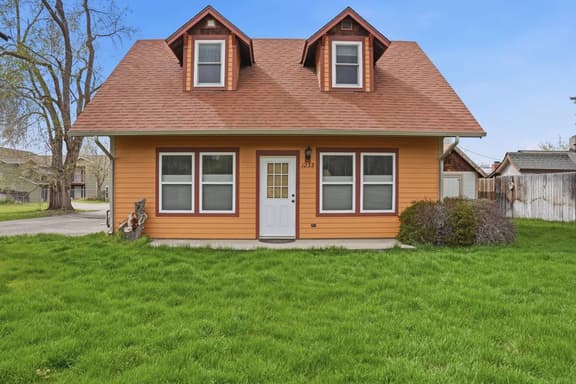 River Road Cottage · 2BR Near Trails & Downtown