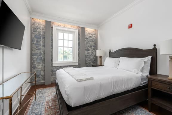Sonoma Stonehouse Retreat • Chic King Room