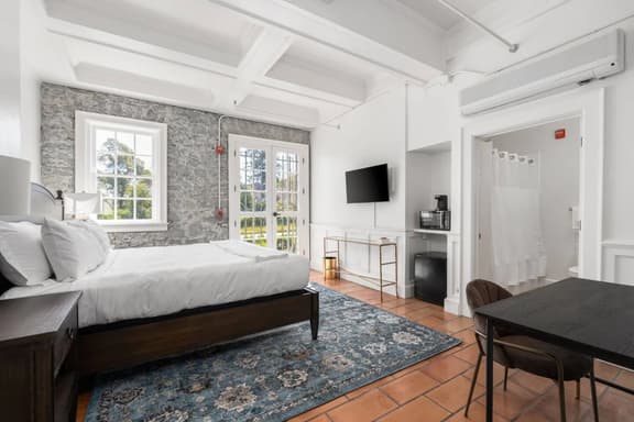 Sonoma Stonehouse, King room w/ Private Patio
