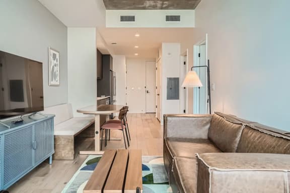 Spacious 1 BR condo *Amazing views* Pool* Kitchen