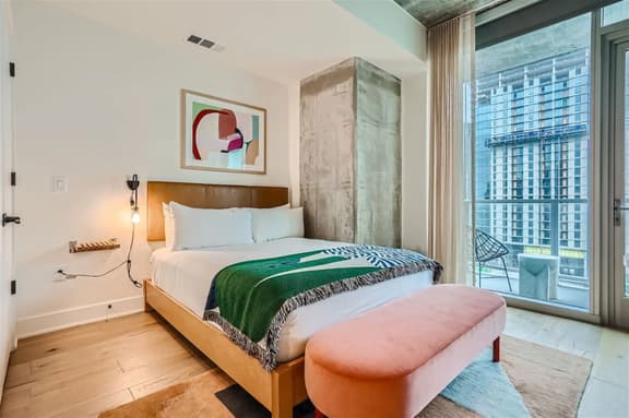 Studio + Views +Rooftop pool |Rainey St