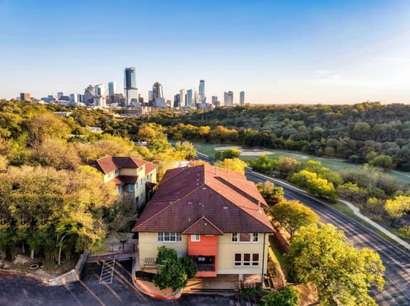 The Lamar Lookout + 3BR + Skyline Views in Austin