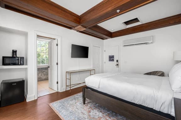Wine Country Escape • Boutique Hotel, 1BR Queen